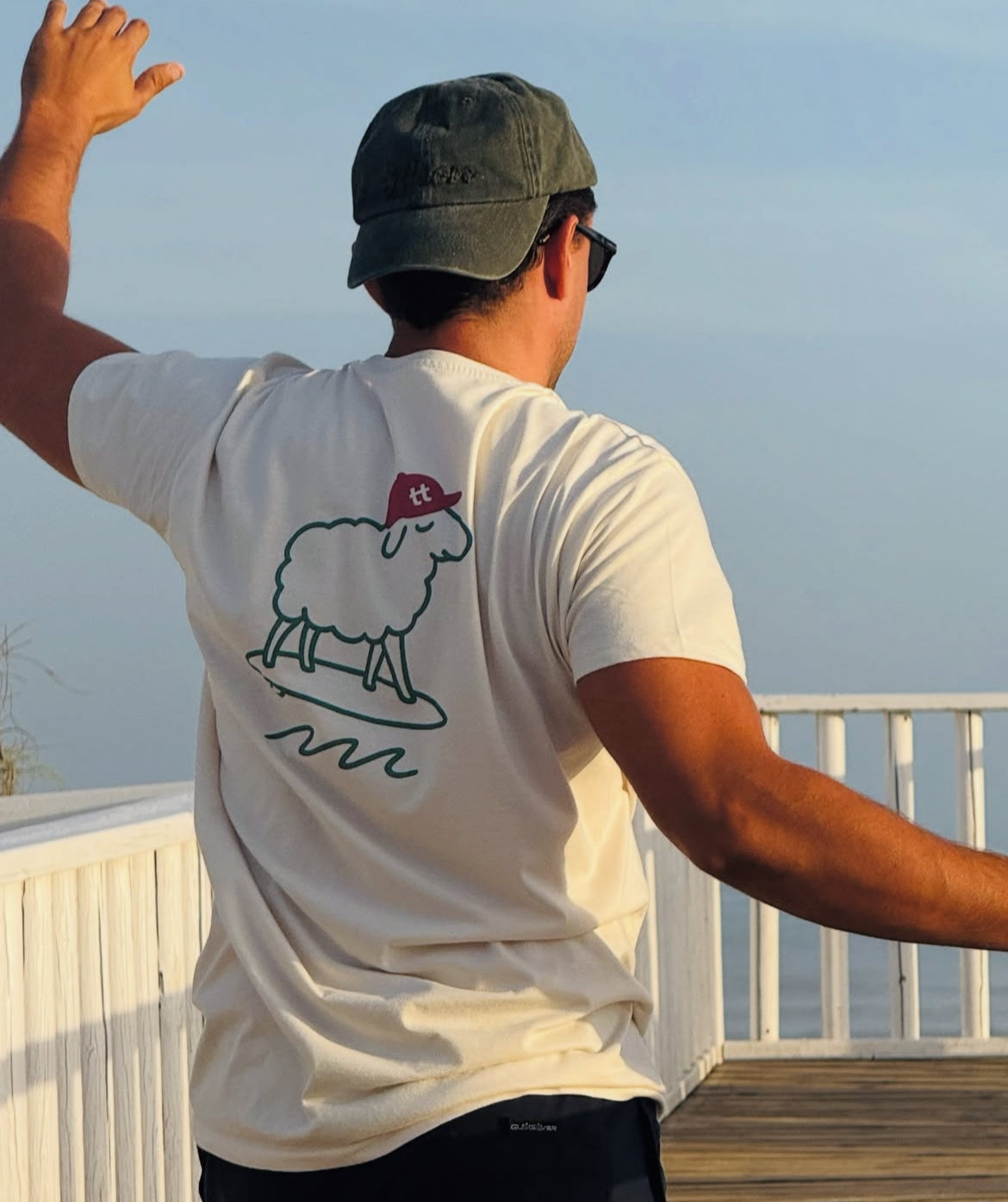 Camiseta Oveja Surfera Adulto- Colección Sueños Rurales