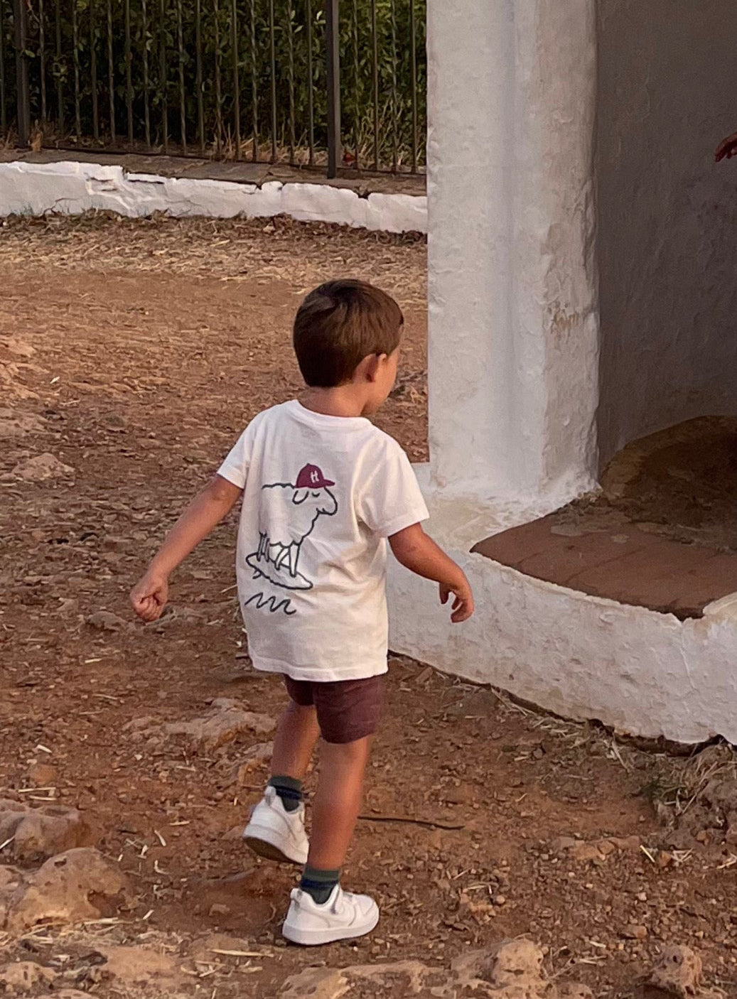 Camiseta Oveja Surfera Infantil- Colección Sueños Rurales